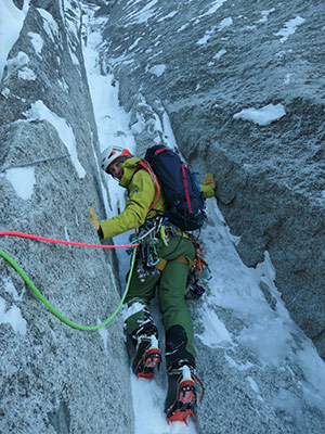 Alpinisme en goulotte: premières longueurs techniques de la voie