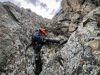 Escalade en dièdre à la Tour Rouge